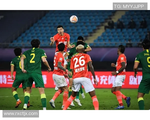 恒大与上港的亚冠淘汰赛对决，胜负难分，晋级之路充满挑战